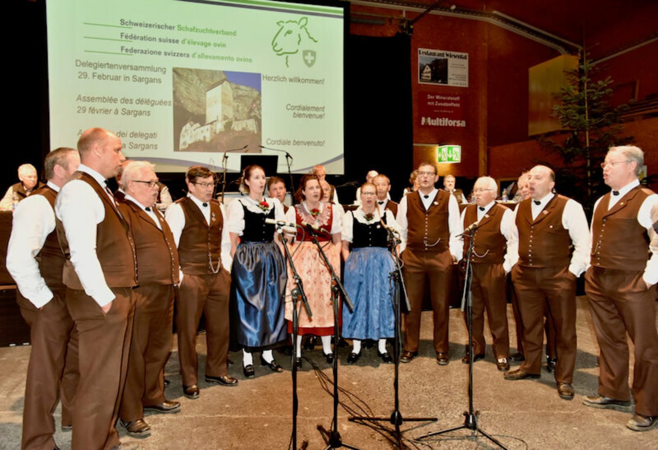 Der Jodelklub Alvier sorgte – zusammen mit dem Präsidenten des St. Galler Schafzuchtverband Martin Keller (zweiter von links) für gute Stimmung. (Bild bey)