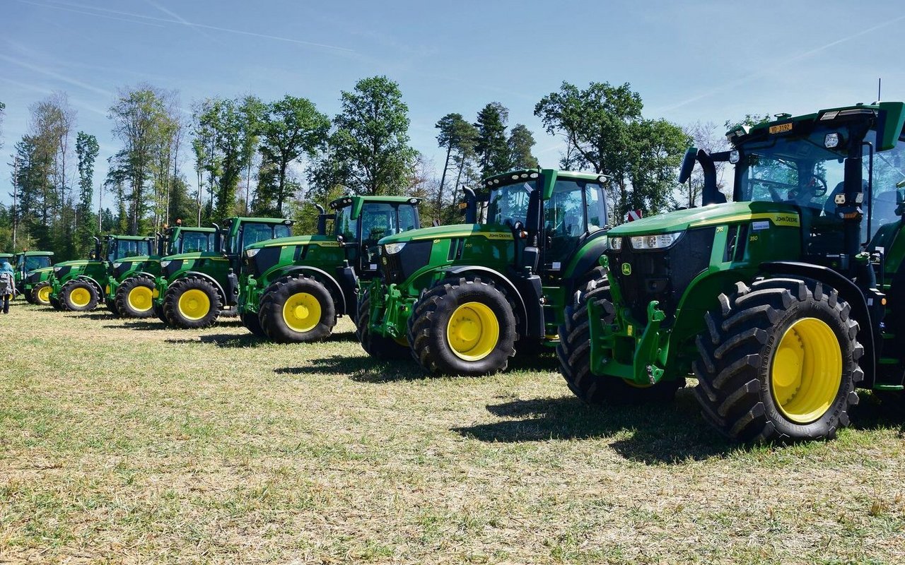 In Reih und Glied: Die breite Palette von John-Deere-Traktoren.