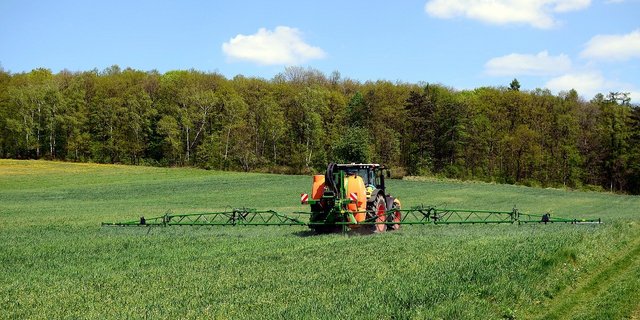 Bis ein Wirkstoff auf dem Feld eingesetzt werden darf, durchläuft er ein langes Zulassungsverfahren. Die Kosten dafür trägt zum grössten Teil die Allgemeinheit, nicht der Gesuchssteller, kritisiert Pro Natura. (Bild JerzyGorecki/PIxabay) 