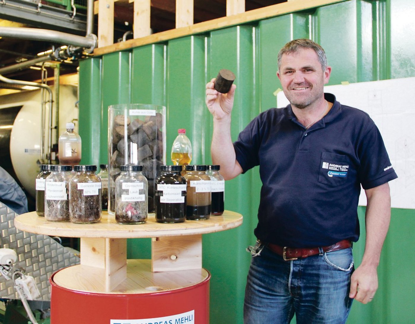 Neuartige Kombination aus Verkohlungs- und Vergärungsprozessen: Andreas Mehli mit dem fertigen Produkt, einem Stück Braunkohle, in der Hand. 