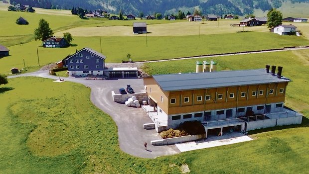Dieser Neubau eines Laufstalls für Rinder und Geflügelmast in Wildhaus ist eines der Projekte, die über einen Landwirtschaftlichen Investitionskredit gefördert wurden.(Bild Bruno Götte)