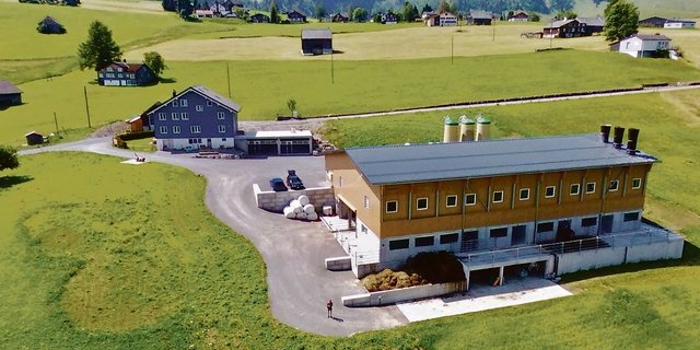 Dieser Neubau eines Laufstalls für Rinder und Geflügelmast in Wildhaus ist eines der Projekte, die über einen Landwirtschaftlichen Investitionskredit gefördert wurden.(Bild Bruno Götte)