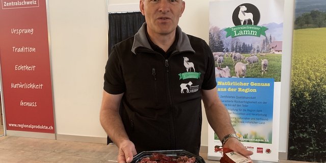 Werner Wicki, Geschäftsfüher «Zentralschweizer Lamm» am Luga-Stand in Luzern, mit Trockenfleisch-Spezialitäten. (Bild js)