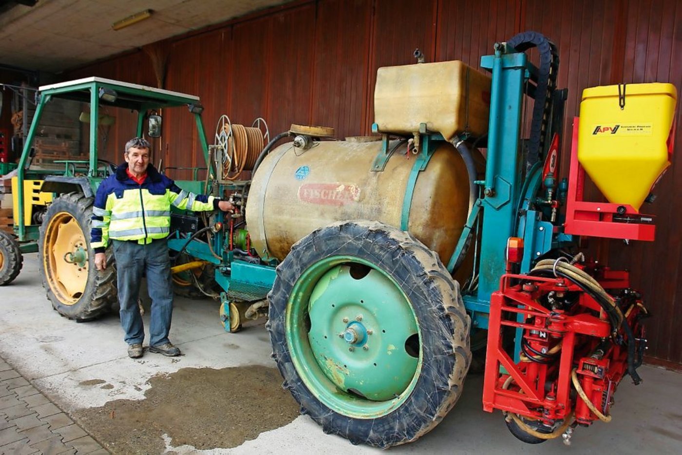 <p class="Bildlegende_Bildlegende_x05">René Heller hat seine Fischer Feldspritze bereits vor dreissig Jahren nachgerüstet, um sie komplett auf dem Feld reinigen zu können. (Bild: Stephan Berger)</p>