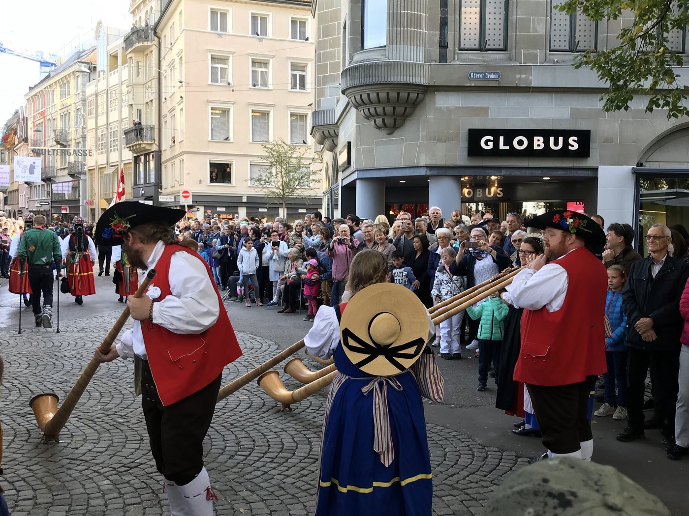 Die Alphornbläser von "Übere Schüffenesee" sorgen auf der Multergasse für schöne Töne.