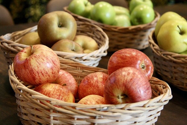 Pro Jahr werden in der Schweiz rund 140'000 Tonnen Äpfel geerntet. Das meiste davon ist Gala. Diese Sorte ist gut lagerfähig und dank ihrem milden und süssen Geschmack auch bei Kindern beliebt. (Bild Pixabay)