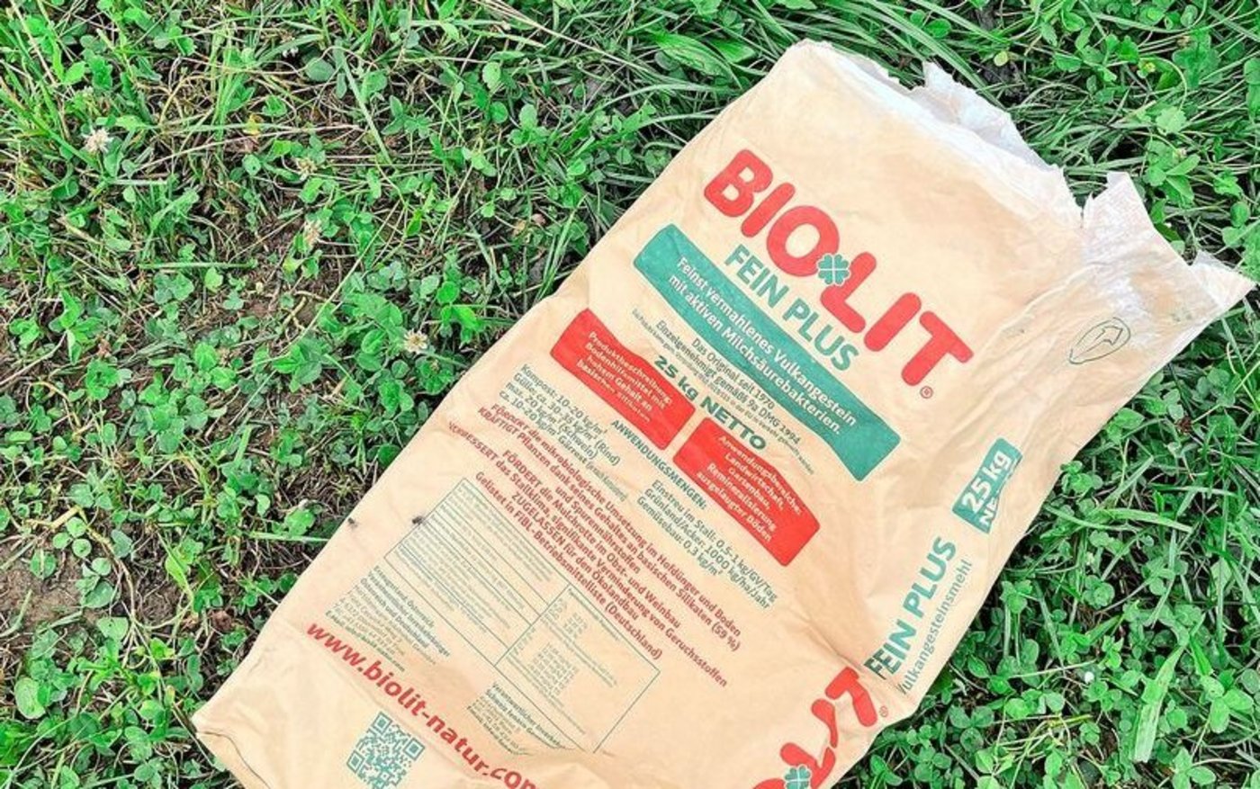 Biolit-Urgesteinsmehl ist einer von vielen verschiedenen Güllezusätzen, dem eine Vielzahl positiver Effekte auf die Bodenlebewesen, als auch auf die Güllenzusammensetzung nachgesagt wird.