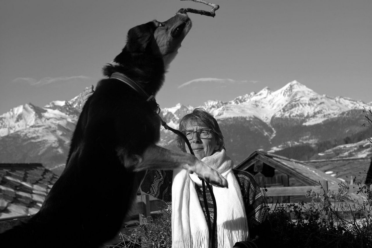 Sue mit ihrem Hund Pat in den Alpen, von denen sie als Kind träumte.