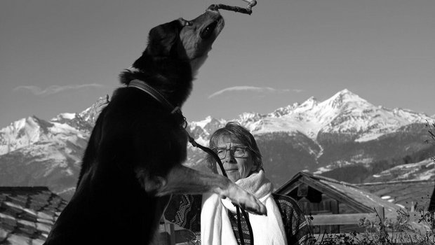 Sue mit ihrem Hund Pat in den Alpen, von denen sie als Kind träumte.