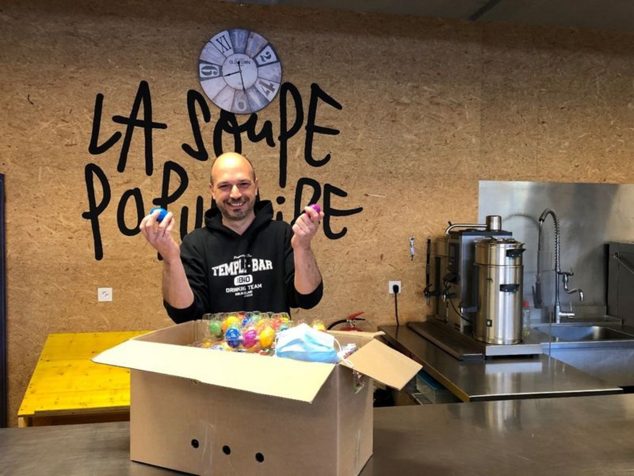 Yan Desarzens, Direktor der Fondation Mère Sofia, welche «La Soupe Populaire» betreibt, freut sich über die gespendeten Eier. (Bild SDIO)