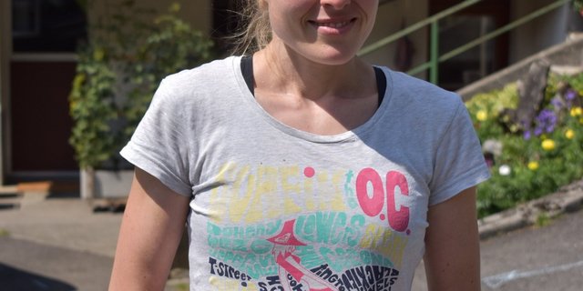 Silvia Hess vor ihrem Elternhaus in Grafenort. Wie schon ihre Eltern vor ihr produziert die 31-Jährige hier die «Aeschi Glace». Nebst Milch vom Betrieb der Eltern verwendet sie dafür Inhaltsstoffe von Bauern der Region. (Bilder lae)