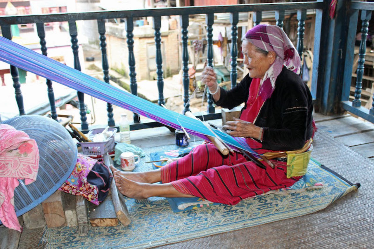 Mit einfachen Webstühlen, am Boden sitzend, weben Akha-Frauen sehr schöne Schals und andere Prunkstücke.