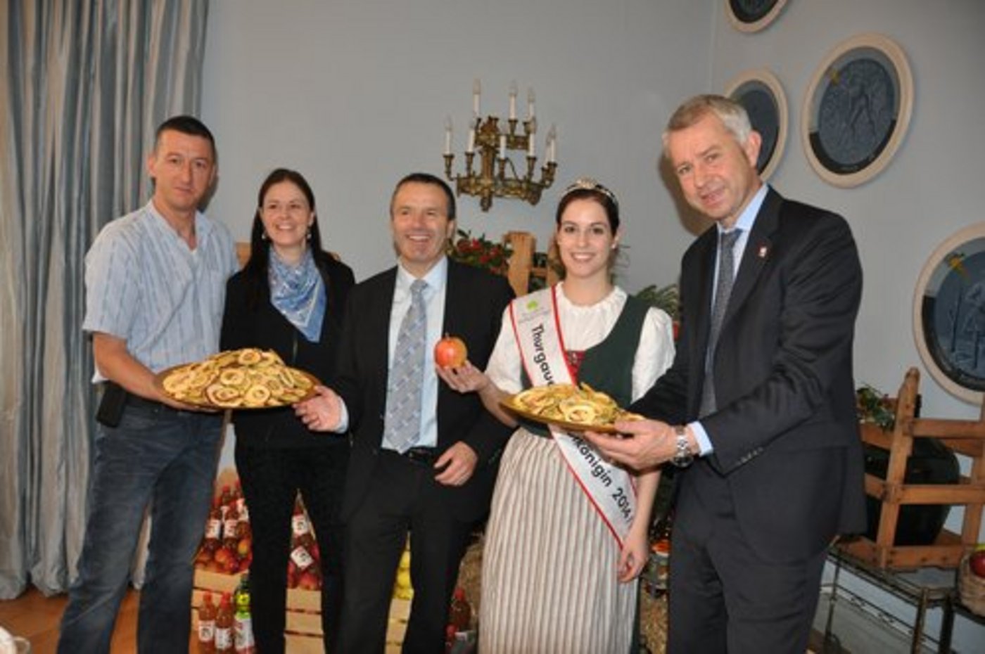 Roland Kauderer, Öpfelfarm, Laurence Bovet, Projektleiterin AMS, Urs Schneider, Präsident AMS, Monika Ausderau, Thurgauer Apfelkönigin, und Nicolas Bideau, Chef Präsenz Schweiz (v.l.n.r.). (Bild Roman Engeler/UFA-Revue)