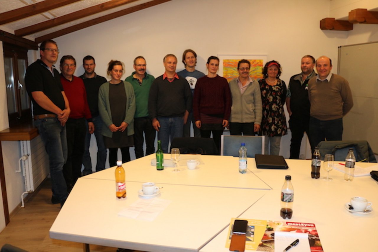 Zufriedene Gesichter der Teilnehmer bei der Gründungsversammlung aus dem Initiativkomitee, dem Verband Schweizerischer Berufsschäfer, dem Zentralschweizerlamm und Schafhalter sowie Züchter vom Schweiz Schafzuchtverband.