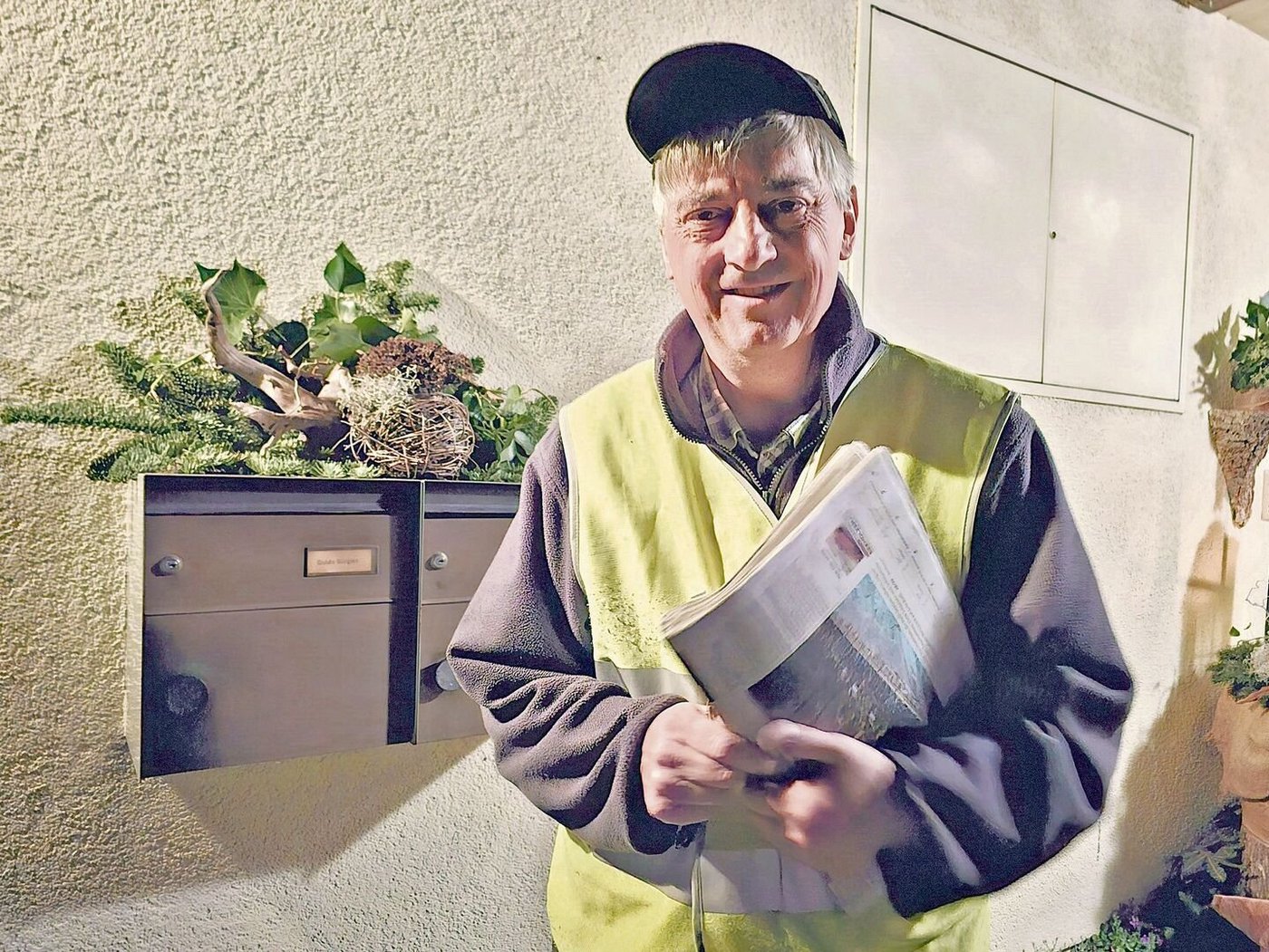 Als Zeitungsverträger startet der 60-Jährige seine Tour frühmorgens um 3.30 Uhr.