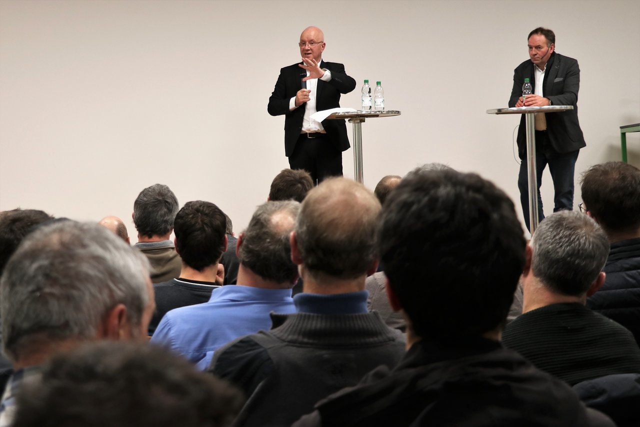 BLW-Direktor Bernard Lehmann (links) und Alois Huber, Präsident des Bauernverbands Aargau, diskutierten an der Liebegg über die AP 2022+. (Bild Ruth Aerni)