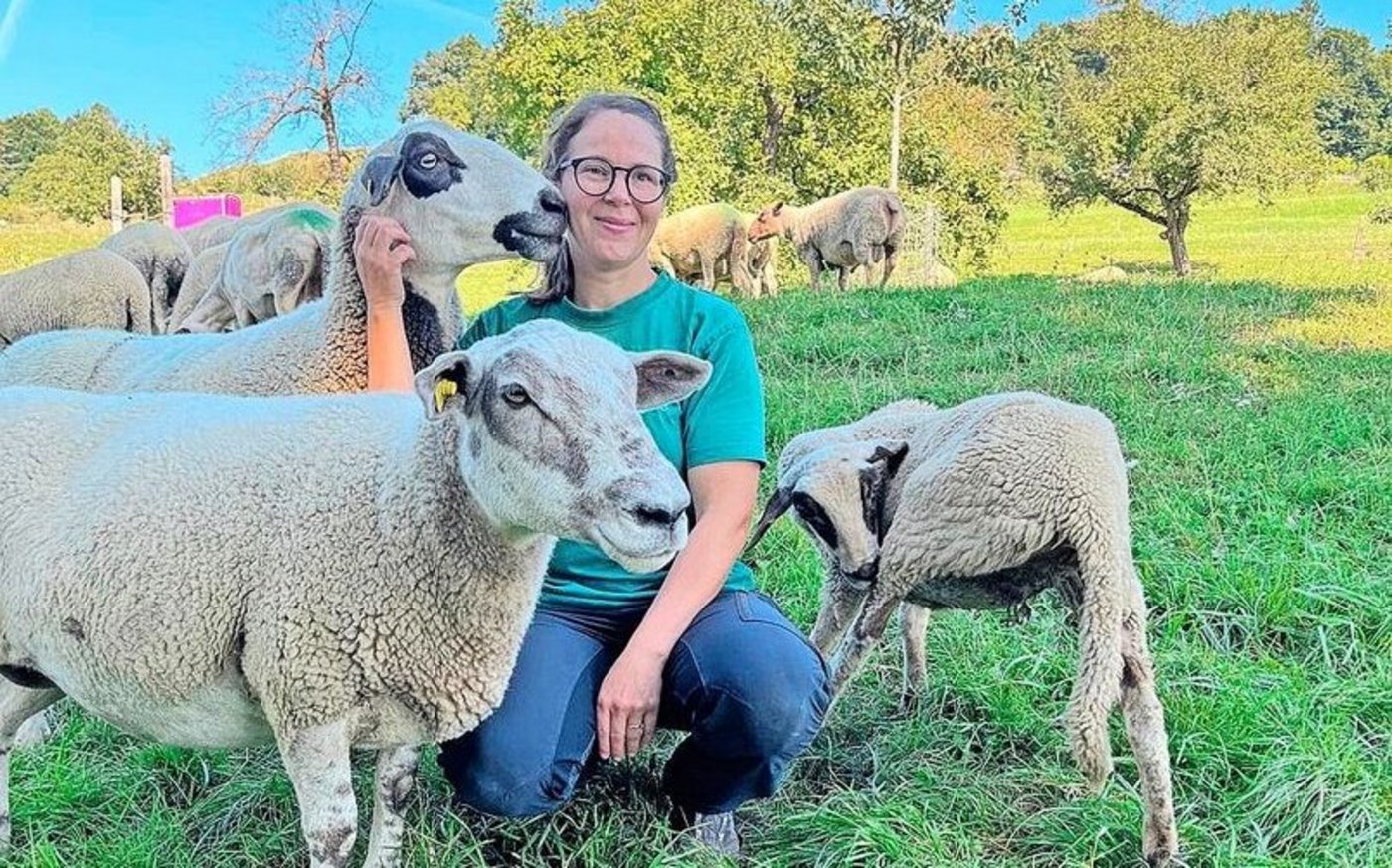 Karoline Schweingruber beginnt den Arbeitstag mit einer Kontrollrunde bei den Schafen.