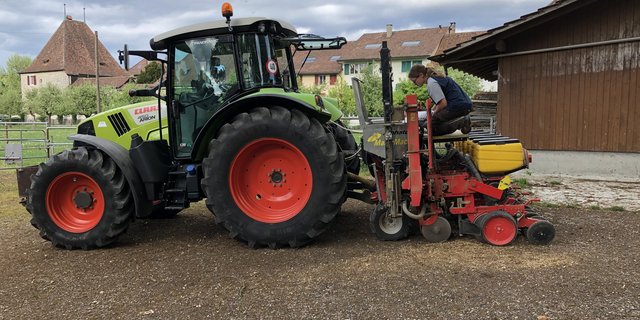 Sabrina Blaser macht ihre Zweitausbildung zur Landwirtin auf dem Lehrbetrieb von Christoph Hess in Wagen an der Aare BE. (Bild zVg)