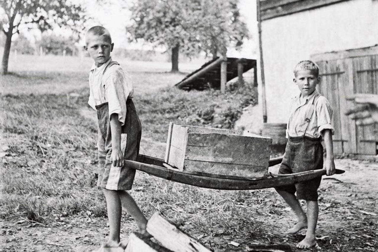 Knaben in der Erziehungsanstalt Sonnenberg bei der Arbeit, Kriens, 1944. (Bild: Paul Senn, FFV, Kunstmuseum Bern, Dep. GKS. © GKS) 