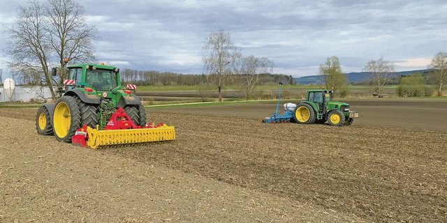 So sieht nachbarschaftliche Unterstützung aus: Nachdem Vater und Sohn Streit einen Grossteil ihrer Rüben durch den Frost verloren haben, hilft der Nachbar beim erneuten Ansäen. (Bild Lukas Streit)