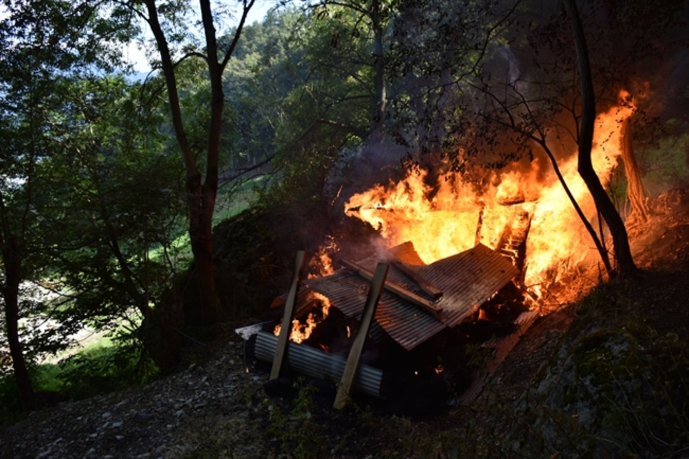 Eine Fackel, mit der der Bauer Wespen vertreiben wollte, setzte den Unterstand in Brand. (Bilder Kapo GR)