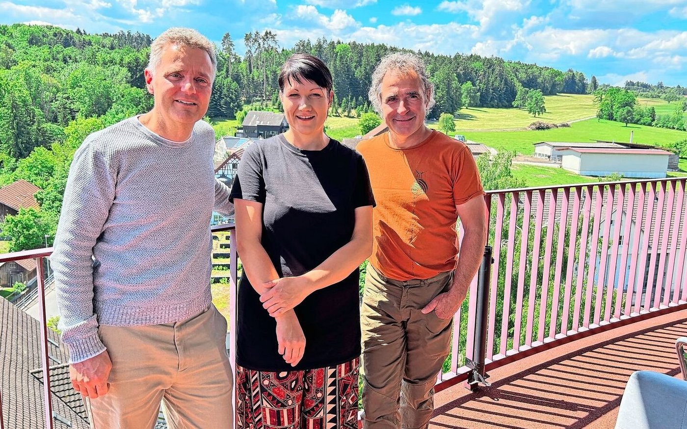 Pierre Coulin mit Co-Präsidentin Christine Badertscher und Hans Oppikofer, der die Generalversammlung organisierte. 