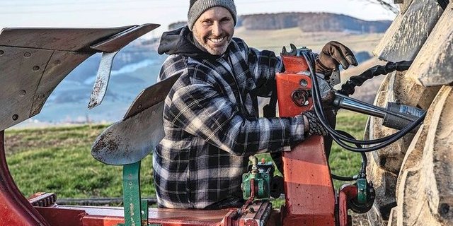 Beat Sprenger aus Wintersingen BL stellt den Traktor und das Anbaugerät vor dem Ankuppeln an der Dreipunkthydraulik exakt ein. 