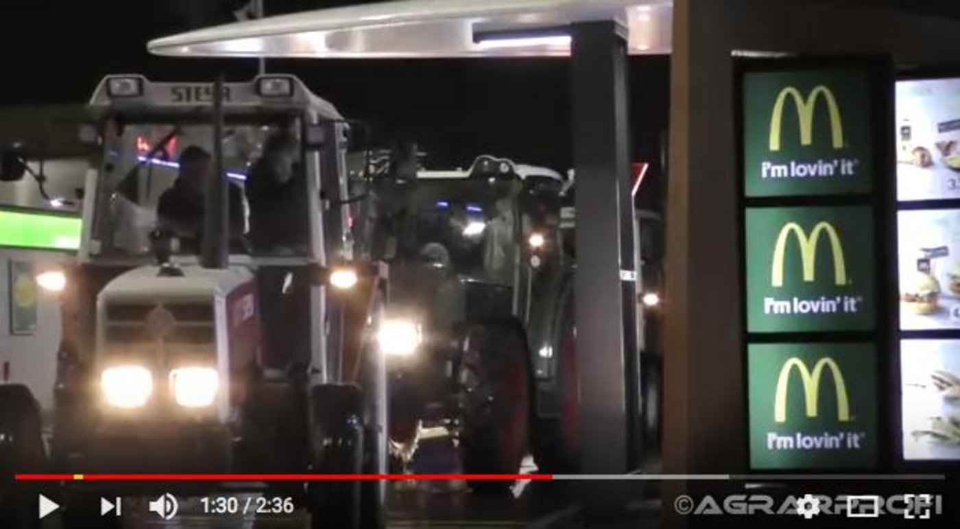 In Österreich hatten drei Jungbauern Lust auf Burger und Pommes. Warum also nicht eben mal mit dem Traktor zu McDonald's? (Bild Screenshot Youtube/Agrarprofi Agriculture)