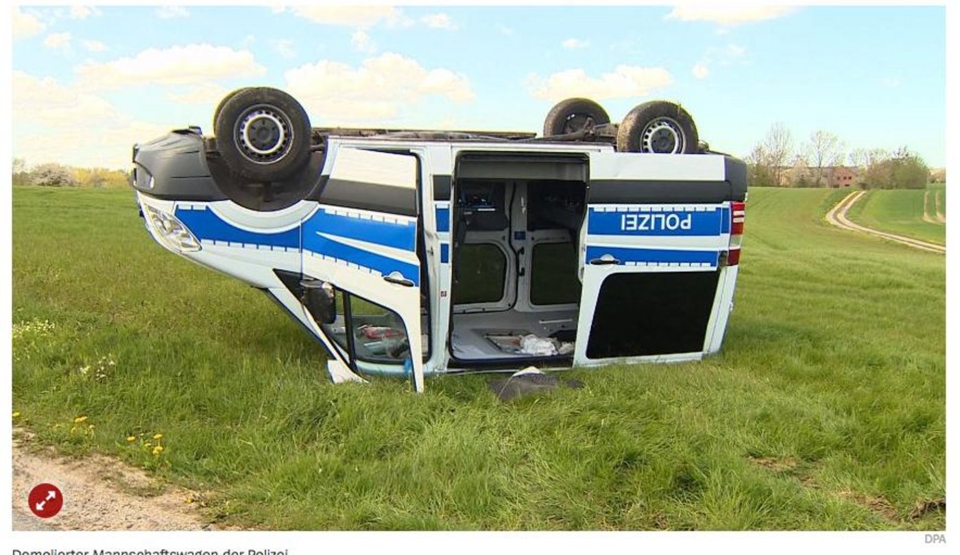 Ein demoliertes Polizeiauto nach Peter Fs. Amokfahrt: So berichtete Spiegel Online über die Tat. (Bild Screenshot spiegelonline.de)