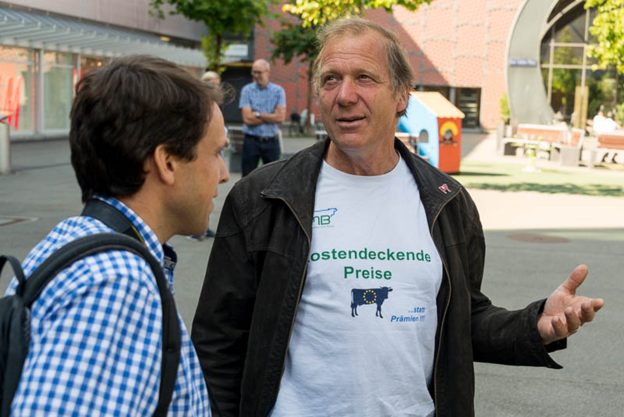 Werner Locher aus Bonstetten ZH ist ebenfalls zugegen, fordert in Manier des European Milk Boards kostendeckende Preise und diskutiert mit Daniel Salzmann vom "Schweizer Bauer" einen Teil des Milchmarktes.