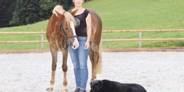Monika Bruni-Schürch ist seit jeher eine Pferdenärrin. Mit 40 hat sie ihr Hobby zum Teilzeitberuf ausgebaut. Sie betreibt eine Reitschule mit über 50 Schülerinnen. (Bild Sandra Joder)