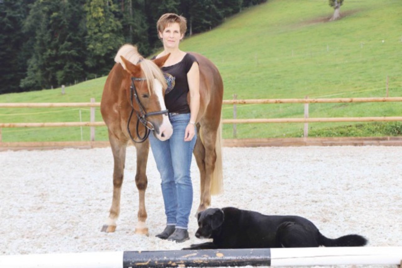 Monika Bruni-Schürch ist seit jeher eine Pferdenärrin. Mit 40 hat sie ihr Hobby zum Teilzeitberuf ausgebaut. Sie betreibt eine Reitschule mit über 50 Schülerinnen. (Bild Sandra Joder)