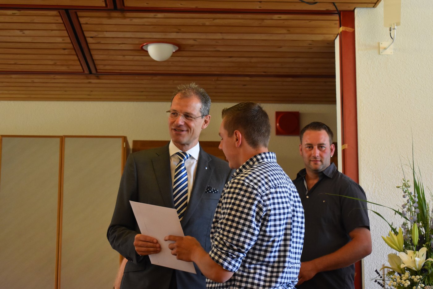 Der Luzerner Regierungsrat Reto Wyss (l.) übergab die Zertifikate.