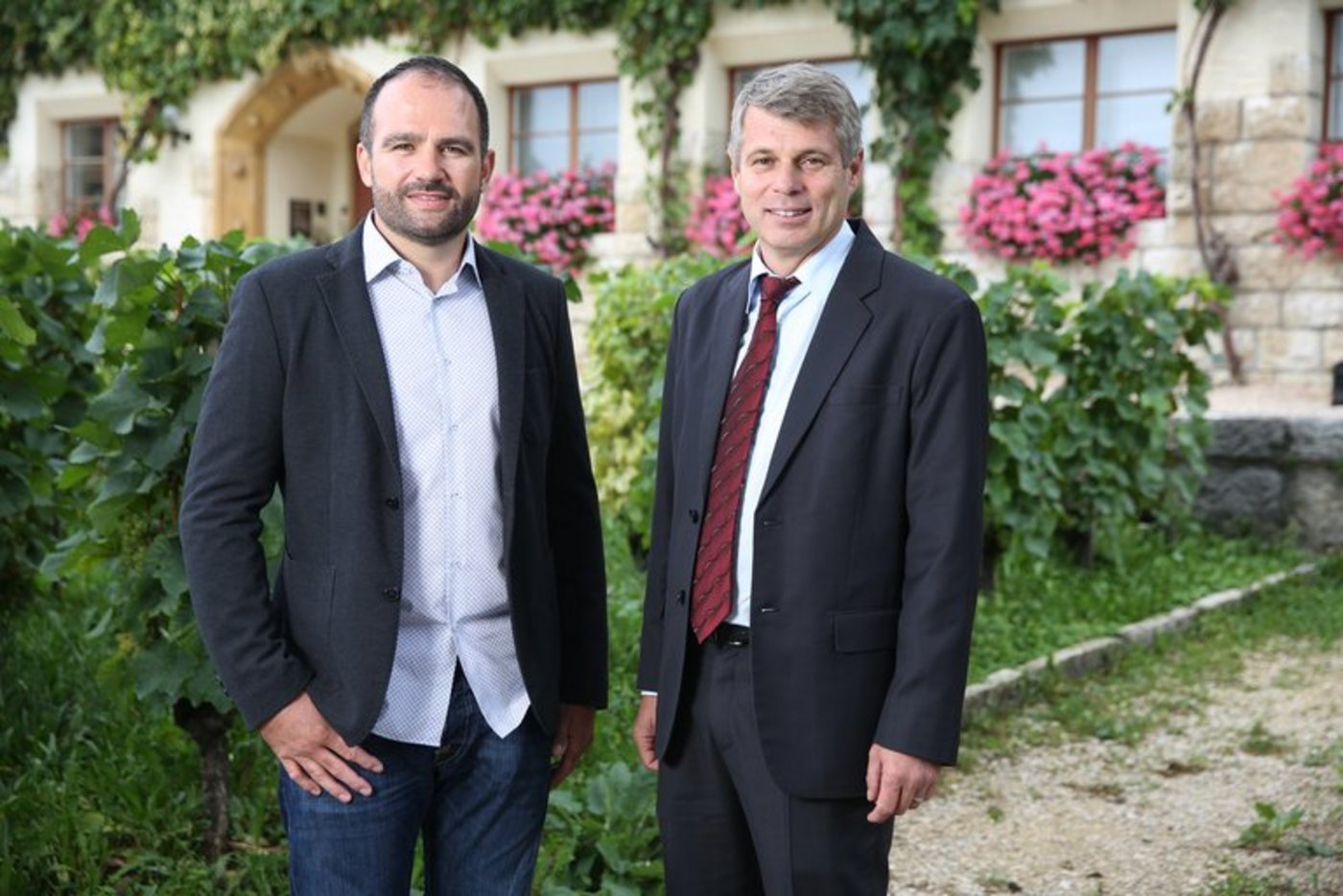 Der Berner Winzer des Jahres 2017 Beat Burkhardt und Volkswirtschaftsdirektor Christoph Ammann. (Bild Marco Zanoni)