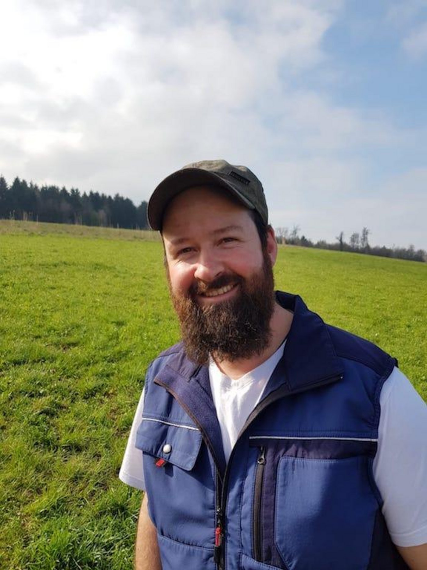 Niklaus Helbling findet es übertrieben wie manche Zeitgenossen samstags ihr Auto waschen, das nicht den Hauch von Schmutz aufweist. (Bild Archiv BauZ)