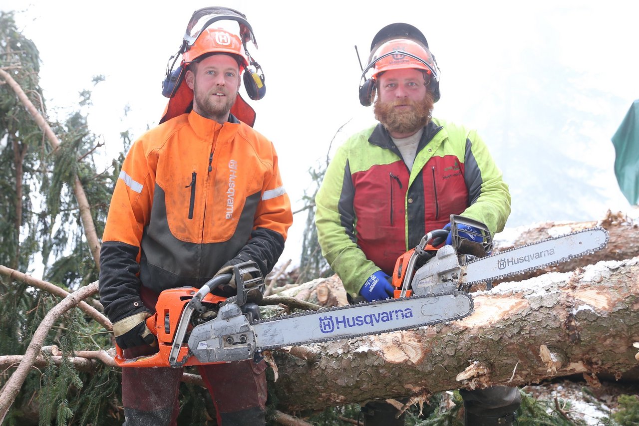 Werner Reichlin und Stefan Schelbert (l.) führen neben der Waldarbeit beide noch einen eigenen Betrieb. (Bild Reto Betschart)