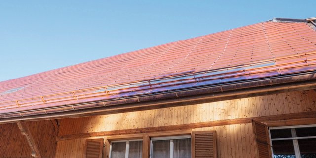 Das Solardach erfüllt die Anforderungen des Denkmalschutzes. Bild: David Eppenberger