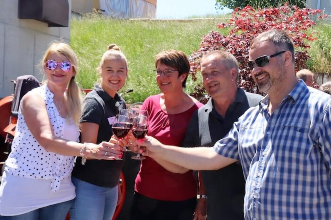  Anstossen auf neuen Wein.