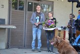 Die Organisatoren des Bio-Ackerbautags bedankten sich beim Betriebsleiter-Ehepaars des Schwands, den Siegenthalers. (Bild jsc) 