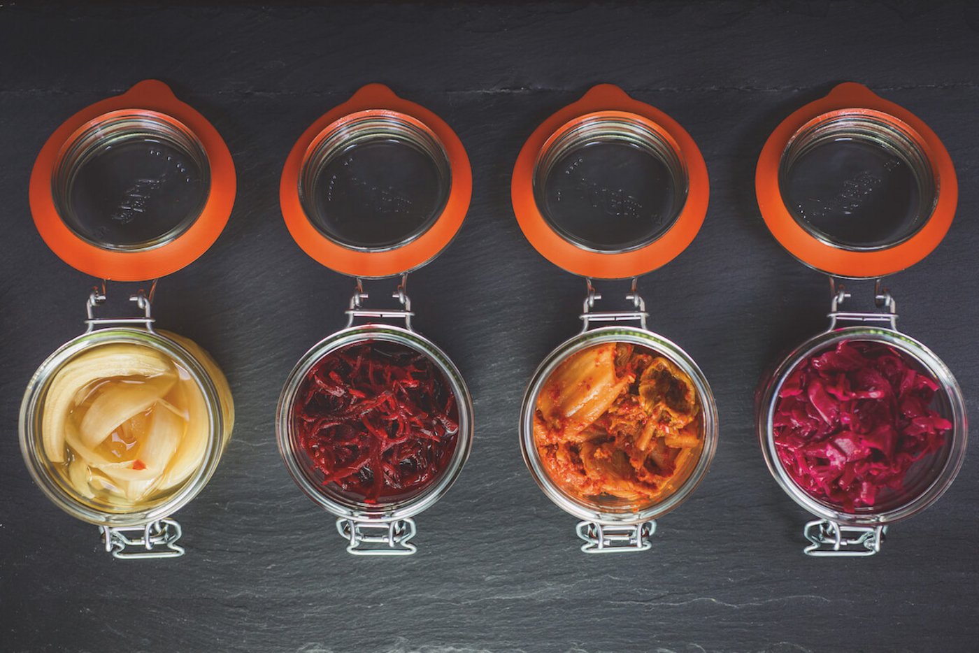 Beim Fermentieren werden Gemüse ohne Kochen haltbar gemacht. Es lohnt sich, dafür qualitativ gute Bügelgläser zu verwenden.