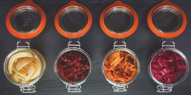 Beim Fermentieren werden Gemüse ohne Kochen haltbar gemacht. Es lohnt sich, dafür qualitativ gute Bügelgläser zu verwenden.