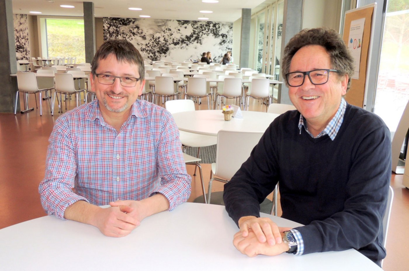 Die beiden Entwickler des Feldroboters: Bernhard Streit (l.) von der HAFL in Zollikofen und Kurt Hug (r.), bis vor kurzem Professor an der BFH in Biel. (Bild ml)