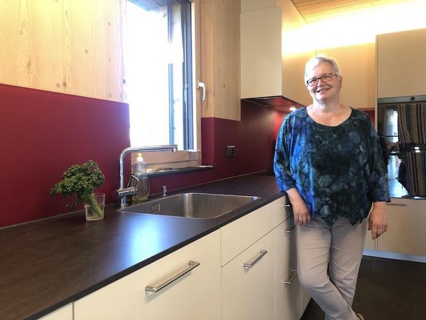 An ihrer neuen Küche mag Elisabeth Zumbrunnen besonders, dass alles nahe beieinander ist. Vorher lag zischen Herd und Abwaschtrog ein ganzer Raum. (Bilder Esther Thalmann)