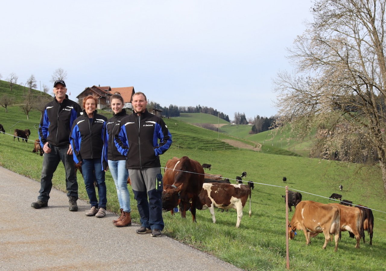 Familie Areggers Kühe sollen Milch allein aus Weidegras produzieren. (V. l. n. r.): Ignaz und Beatrice Aregger, Celine Schumacher und Kilian Aregger haben durch das automatische Melksystem mehr Freiheit gewonnen. (Bild DeLaval)