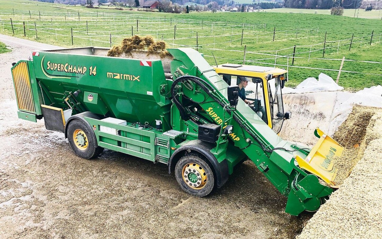 Das Futtermischwagen in Aktion: Zurzeit beziehen sechs Betriebe die Dienstleistung der HiWa AG. 