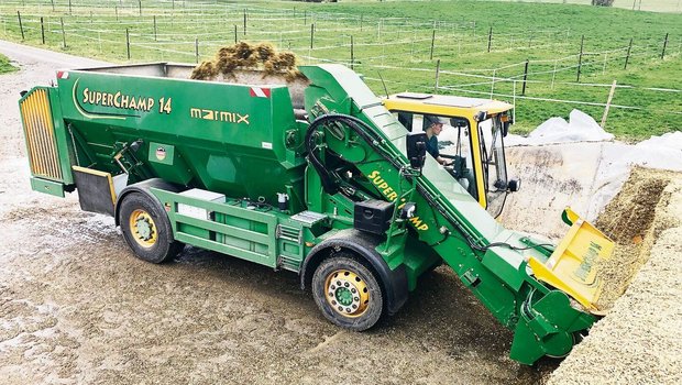 Das Futtermischwagen in Aktion: Zurzeit beziehen sechs Betriebe die Dienstleistung der HiWa AG. 