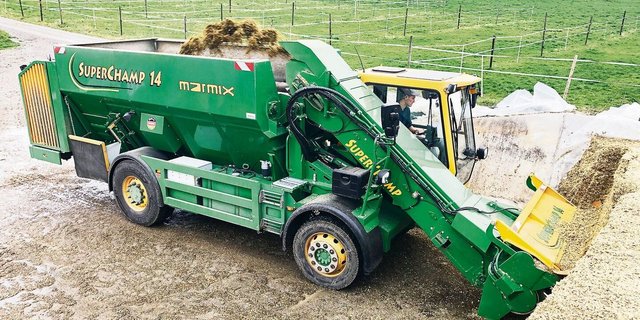 Das Futtermischwagen in Aktion: Zurzeit beziehen sechs Betriebe die Dienstleistung der HiWa AG. 