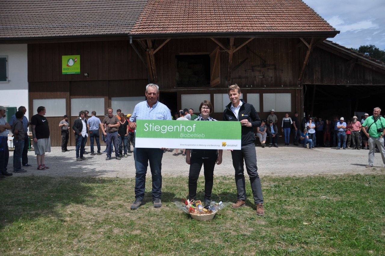 Andreas und Sandra Huber werden die neuen Vollzeit-Betriebsleiter des Stiegenhofs, der dem Strickhof angesiedelt wird. Strickhof-Direktor Ueli Vögeli überreicht das Betriebsschild. (Bild nb)