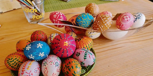 Die sorbischen Ostereier von Annamaria Pfister sind kleine Kunstwerke. Die  Verzierungen entstehen durch Wachstechniken. Die Muster und Zeichen haben oft auch eine symbolträchtige Bedeutung.