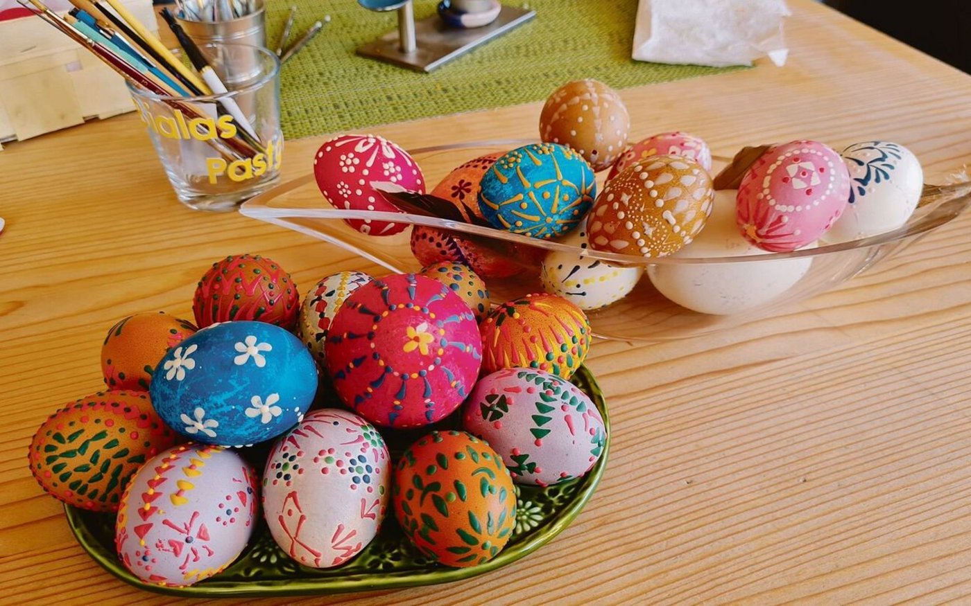 Die sorbischen Ostereier von Annamaria Pfister sind kleine Kunstwerke. Die  Verzierungen entstehen durch Wachstechniken. Die Muster und Zeichen haben oft auch eine symbolträchtige Bedeutung.